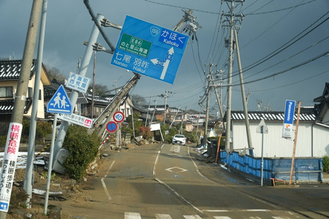 Road signs are tilted over a road damaged by the New Year's Day earthquake in Nishiaraya, Ishikawa Prefecture. A new report, part of a long-term assessment, was swiftly drawn up in response to the 7.6-magnitude quake that struck the Noto Peninsula area, so that coastal municipalities can improve their disaster reduction measures. | REUTERS JIJI Biển báo nghiêng ngả trên một con đường bị hư hại do trận động đất ngày 1-1-2024 ở Nishiaraya, tỉnh Ishikawa, Nhật Bản - Ảnh: REUTERS