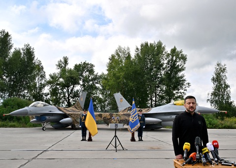 Ông Zelensky phát biểu trước hai chiếc F-16 tại địa điểm không xác định ở Ukraine, ngày 4-8 - Ảnh: AFP Ukraine triển khai F-16, ông Zelensky nói ‘chưa đủ’- Ảnh 1.
