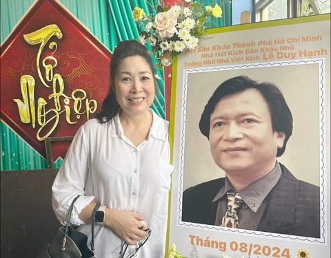 Nghệ sĩ Hồng Vân bên di ảnh của tác giả Lê Duy Hạnh, người mà chị xem như là thanh xuân tươi đẹp của các nghệ sĩ kịch Thành Lộc, Hồng Vân, Ái Như… nhắc anh Ba Hạnh, nhớ thời thanh xuân ở Sân khấu 5B- Ảnh 1.
