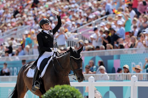 Jessica Von Bredow-Werndl vô địch nội dung cưỡi ngựa biểu diễn tại Olympic 2024 - Ảnh: REUTERS Olympic 2024 ngày 4-8: Mỹ tiếp tục bùng nổ, giành 5 HCV- Ảnh 14.