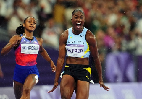Julien Alfred gây sốc với HCV 100m nữ, huy chương Olympic đầu tiên trong lịch sử Saint Lucia- Ảnh 1. Niềm phấn khích của Julien Alfred (phải) sau chiến thắng lịch sử - Ảnh: REUTERS