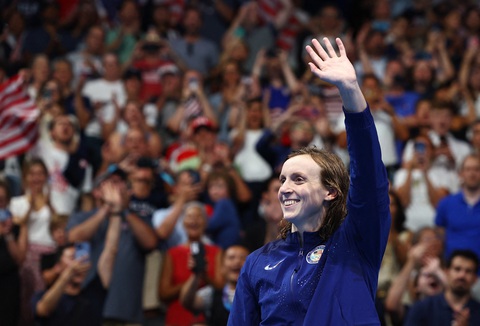 Olympic 2024 ngày 3-8: Ledecky đoạt huy chương Olympic thứ 14 trong sự nghiệp- Ảnh 1. Ledecky chào khán giả sau khi nhận huy chương 800m tự do - Ảnh: Reuters