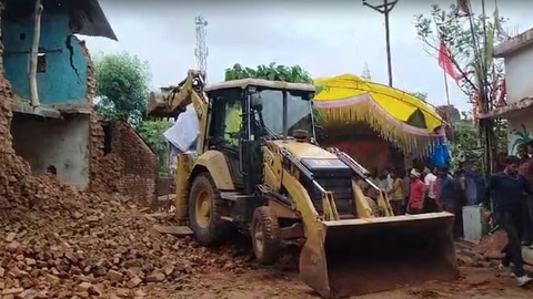 Máy xúc được huy động để đào bới thi thể người mắc kẹt dưới đống đổ nát - Ảnh: INDIA TODAY Sập tường, ít nhất 9 trẻ thiệt mạng ở Ấn Độ- Ảnh 1.