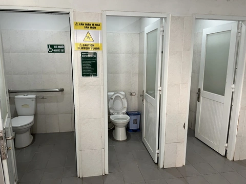 Ngạc nhiên với nhà vệ sinh ở... bệnh viện- Ảnh 4. Sàn nhà bóng loáng tại nhà vệ sinh của Bệnh viện Ung bướu TP.HCM (quận Bình Thạnh). Ở đây còn có nhà vệ sinh dành riêng cho người khuyết tật - Ảnh: AN VI