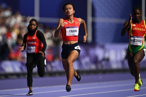Nhi Yến (phải) trên đường chạy 100m ở Olympic Paris - Ảnh: AFP Tuổi đôi mươi và bài học Olympic- Ảnh 1.