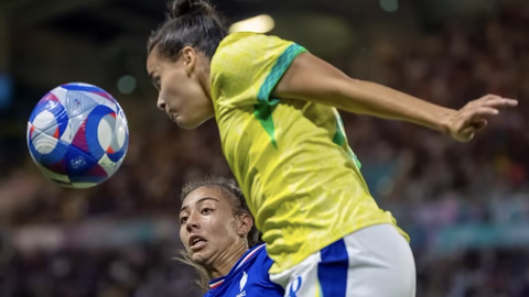 Sút trúng đích 2 lần, tuyển nữ Brazil loại chủ nhà Pháp ở tứ kết Olympic 2024- Ảnh 1. Tuyển nữ Pháp (trái) đã không thể vượt qua Brazil trên sân nhà - Ảnh: AP