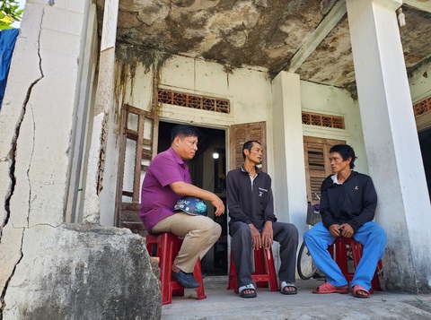 Anh Phước (phải) cùng thầy Ngô Khắc Vũ (trái) đến thăm anh Điệp - Ảnh: TRẦN MAI Phước 'khùng' dễ thương và tiệm sửa xe dìu nhau qua những đoạn ngặt nghèo- Ảnh 2.