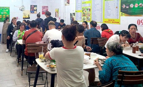 Một quán ăn chay đông khách trên đường Ba Tháng Hai (quận 10) - Ảnh: NHẬT XUÂN Nhà hàng, quán ăn chay vào mùa đông khách- Ảnh 1.