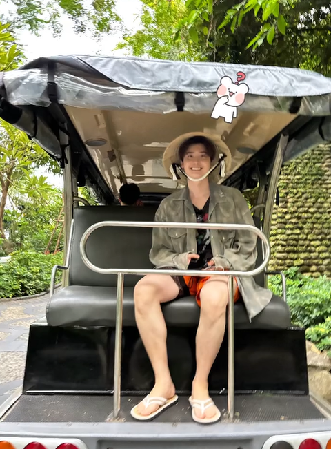 Ngoài bức ảnh đội nón trên bàn ăn ở post chính, Lee Jong Suk còn đăng thêm một tấm hình ngồi trên xe điện, đội nón lá cũng điển trai không kém trong Story Instagram. Ngoài bức ảnh đội nón trên bàn ăn ở post chính, Lee Jong Suk còn đăng thêm một tấm hình ngồi trên xe điện, đội nón lá siêu đáng yêu khiến hội chị em đứng ngồi không yên trong Story Instagram.