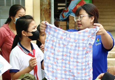 Gian hàng quyên góp quần áo cũ, tặng quần áo mới 'Yêu thương tới bến' của sinh viên tình nguyện hè- Ảnh 7.
