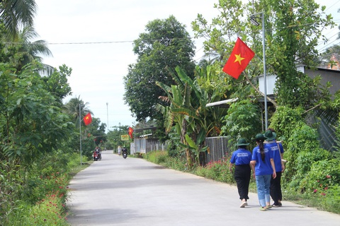 Những con đường làng được các chiến sĩ tình nguyện dọn dẹp sạch đẹp, cải thiện môi trường sống 'Yêu thương tới bến' của sinh viên tình nguyện hè- Ảnh 10.
