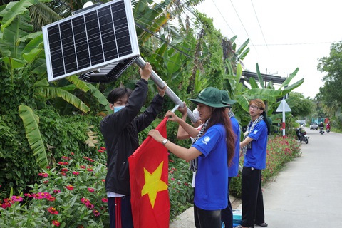 Thắp sáng đường quê, cải thiện chất lượng sống cho bà con 'Yêu thương tới bến' của sinh viên tình nguyện hè- Ảnh 8.