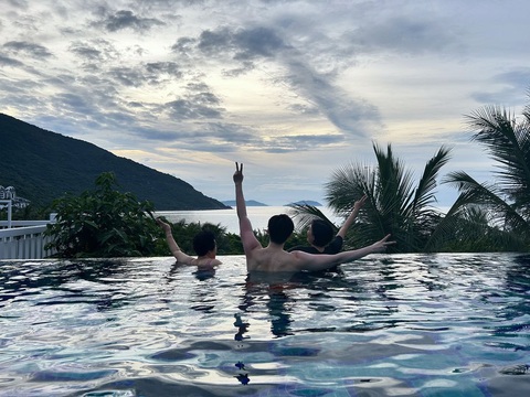 Lee Jong Suk 'xả ảnh' vi vu Việt Nam- Ảnh 3. Nam diễn viên đi cùng hai người thân, tận hưởng khoảnh khắc tại bể bơi vô cực với tầm nhìn ra biển tuyệt đẹp.