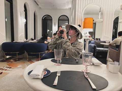 Lee Jong Suk 'xả ảnh' vi vu Việt Nam- Ảnh 6. Lee Jong Suk đáp chuyến bay xuống Đà Nẵng cùng hai người thân vào ngày 1-8. Đây là lần thứ hai nam diễn viên đặt chân đến Việt Nam và là lần đầu tiên ghé thăm Đà Nẵng.