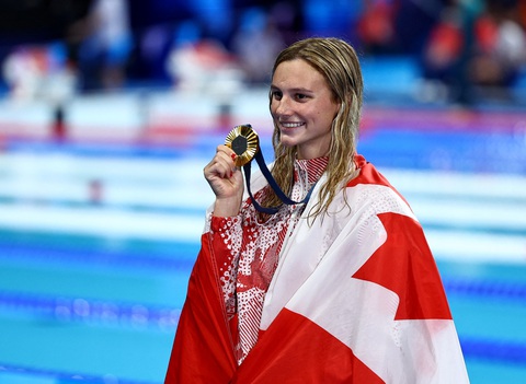 Kình ngư 17 tuổi làm nên lịch sử cho Canada tại Olympic 2024- Ảnh 1. Summer McIntosh với tấm HCV thứ 3 tại Olympic 2024 - Ảnh: REUTERS