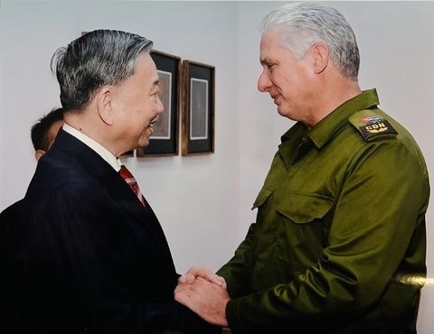 Lãnh đạo các nước: Tổng Bí thư, Chủ tịch nước Tô Lâm sẽ dẫn dắt Việt Nam phát triển hơn nữa- Ảnh 2. Tổng Bí thư, Chủ tịch nước Tô Lâm thăm Cuba vào tháng 10-2022 trên cương vị Bộ trưởng Bộ Công an. Trong ảnh: Ông gặp Bí thư thứ nhất Đảng Cộng sản Cuba, Chủ tịch nước Cuba Miguel Díaz-Canel Bermúdez - Ảnh: Cổng TTĐT Bộ Công an