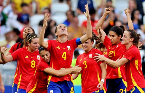Tuyển nữ Tây Ban Nha hồi sinh trên chấm luân lưu khi bị Colombia dẫn 0-2- Ảnh 1. Đội trưởng Peredes vui mừng với việc
