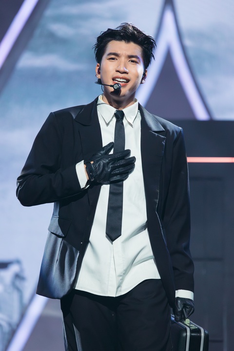 HIEUTHUHAI, Anh Tú Atus, Erik, JSOL xé áo 'biến hình siêu cháy' trong tiết mục Live Stage 3- Ảnh 1. HIEUTHUHAI, Anh Tú Atus, Erik, JSOL xé áo 'biến hình siêu cháy' trong tiết mục Live Stage 3- Ảnh 1.