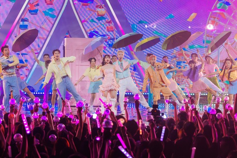 HIEUTHUHAI, Anh Tú Atus, Erik, JSOL xé áo 'biến hình siêu cháy' trong tiết mục Live Stage 3- Ảnh 3. HIEUTHUHAI, Anh Tú Atus, Erik, JSOL xé áo 'biến hình siêu cháy' trong tiết mục Live Stage 3- Ảnh 3.