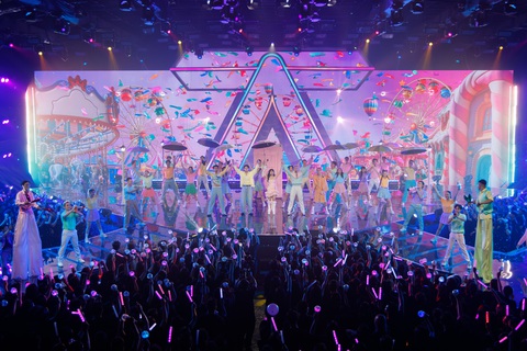HIEUTHUHAI, Anh Tú Atus, Erik, JSOL xé áo 'biến hình siêu cháy' trong tiết mục Live Stage 3- Ảnh 4. HIEUTHUHAI, Anh Tú Atus, Erik, JSOL xé áo 'biến hình siêu cháy' trong tiết mục Live Stage 3- Ảnh 4.
