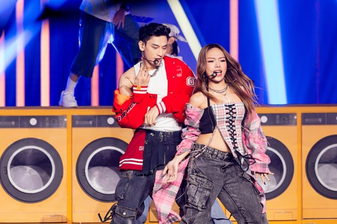 HIEUTHUHAI, Anh Tú Atus, Erik, JSOL xé áo 'biến hình siêu cháy' trong tiết mục Live Stage 3- Ảnh 6. HIEUTHUHAI, Anh Tú Atus, Erik, JSOL xé áo 'biến hình siêu cháy' trong tiết mục Live Stage 3- Ảnh 6.