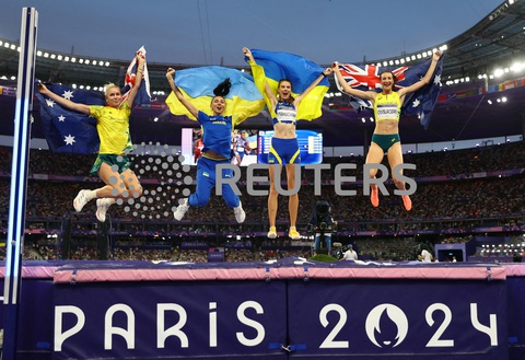 Vẻ đẹp như thiên thần của 'công chúa Yaroslava' tại Olympic 2024- Ảnh 2. Yaroslava Mahuchikh (thứ hai từ phải sang) cùng các vận động viên nhận huy chương ở nội dung nhảy cao nữ thể hiện khoảnh khắc vui vẻ trên bục nhận huy chương - Ảnh: REUTERS
