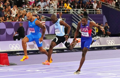 Vì sao Noah Lyles giành HCV 100m nam dù chân chạm vạch đích sau?- Ảnh 1. Noah Lyles (Mỹ, bìa phải) giành HCV khi hơn đối thủ 0,005 giây tại nội dung chạy 100m nam Olympic 2024 - Ảnh: REUTERS