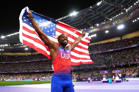 Vì sao Noah Lyles giành HCV 100m nam dù chân chạm vạch đích sau?- Ảnh 4. Noah Lyles hạnh phúc khi giành HCV ở nội dung danh giá nhất của điền kinh Olympic là cự ly 100m nam - Ảnh: REUTERS