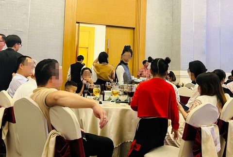 Đi đám cưới sao vẫn cứ 'giờ dây thun'?- Ảnh 1. Đi đám cưới sao vẫn cứ 'giờ dây thun'?- Ảnh 1.