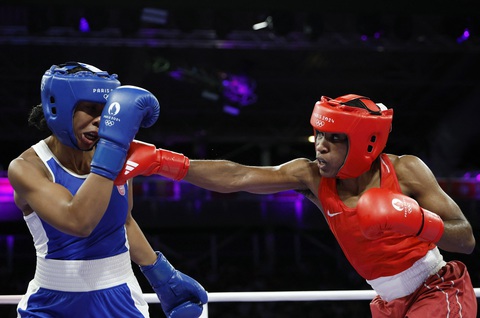 VĐV người tị nạn đầu tiên giành huy chương Olympic 2024- Ảnh 2. Cindy Ngamba (phải) đã giành được chiến thắng đầy thuyết phục - Ảnh: REUTERS