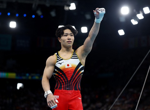 Shinnosuke Oka (Nhật Bản) giành HCV Olympic 2024 nội dung xà đơn nam - Ảnh: REUTERS Olympic 2024 ngày 5-8: Mỹ bám đuổi Trung Quốc, Đông Nam Á thêm nhiều huy chương- Ảnh 13.