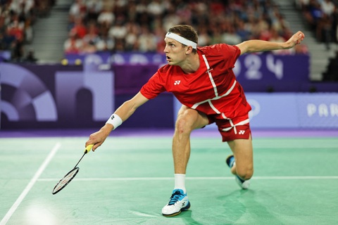 Thất bại trước Axelsen, thần đồng cầu lông Thái Lan giành HCB Olympic 2024- Ảnh 2. Viktor Axelsen (Đan Mạch) hoàn toàn vượt trội trong trận chung kết cầu lông đơn nam - Ảnh: REUTERS