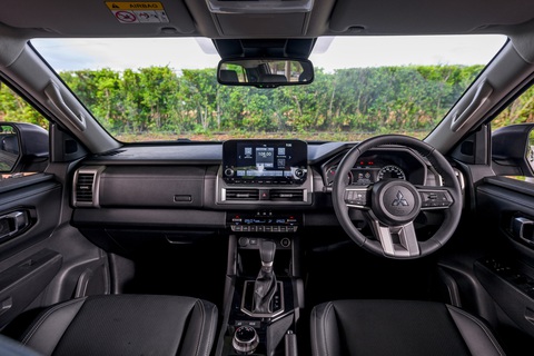 Honda có thể làm bán tải mới khi nhập liên minh với Nissan và Mitsubishi?- Ảnh 3. Nội thất bán tải mỗi hãng sẽ được chỉnh sửa theo phong cách riêng, tuy nhiên giới hạn phần cứng có thể khiến các hãng xe khá gò bó trong những gì mình có thể thực hiện - Ảnh: Mitsubishi
