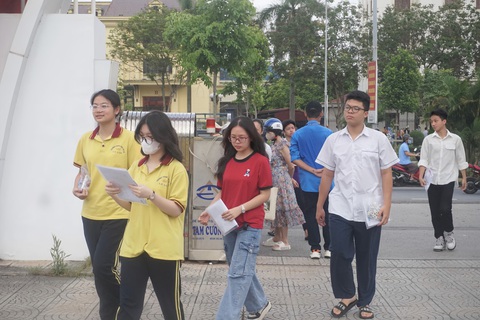 Một số bài thi vào lớp 10 ở Hải Phòng có dấu hiệu bất thường: Thanh tra Bộ GD-ĐT nói gì?- Ảnh 1. Thí sinh tham dự kỳ thi vào lớp 10 THPT năm học 2024 - 2025 tại Hải Phòng - Ảnh: Cổng tin tức TP Hải Phòng