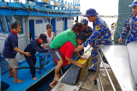 Ngư dân bị tai nạn lao động được đưa về bệnh xá đảo Trường Sa cấp cứu - Ảnh: Bộ tư lệnh Vùng 4 hải quân cung cấp Kịp thời cấp cứu ngư dân bị tai nạn lao động trên biển- Ảnh 1.