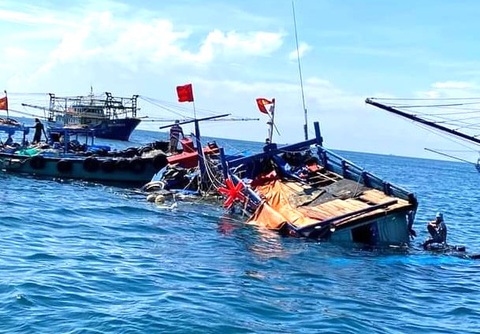 Tàu cá mang số hiệu PY 95526 TS, chiều dài 18,58 mét, công suất 520CV, do ông Phạm Ngọc Tưởng (46 tuổi, trú thị xã Đông Hòa, tỉnh Phú Yên, làm thuyền trưởng) bị phá nước, chìm tàu - Ảnh: CHÂU CẨM VÂN Tàu cá mang số hiệu PY 95526 TS do ông Phạm Ngọc Tưởng (46 tuổi, trú thị xã Đông Hòa, tỉnh Phú Yên) làm thuyền trưởng bị phá nước và chìm - Ảnh: CHÂU CẨM VÂN