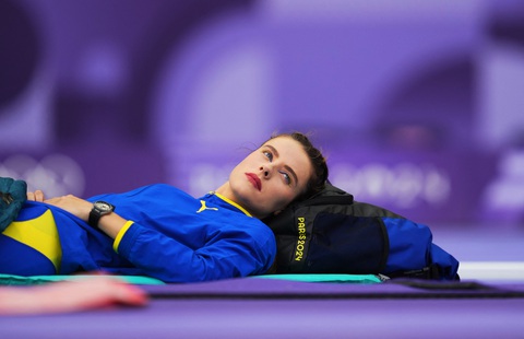 Vẻ đẹp như thiên thần của 'công chúa Yaroslava' tại Olympic 2024- Ảnh 6. Yaroslava Mahuchikh nằm nghỉ và thậm chí ngủ trong lúc chờ đến lượt nhảy của cô - Ảnh: REUTERS