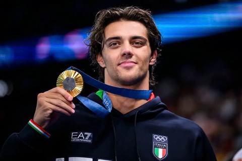 Nhà vô địch Olympic 2024 Ceccon ngủ trưa ở công viên gây sốt- Ảnh 3. Thomas Ceccon đoạt HCV nội dung sở trường 100m ngửa cá nhân tại Olympic 2024