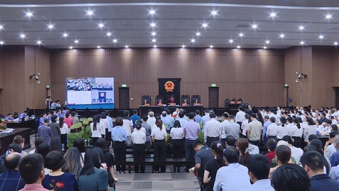 Cựu chủ tịch FLC Trịnh Văn Quyết và em gái bị buộc bồi thường hơn 1.700 tỉ đồng- Ảnh 2. Toàn cảnh phiên tòa vụ FLC - Ảnh: HIỂU PHONG
