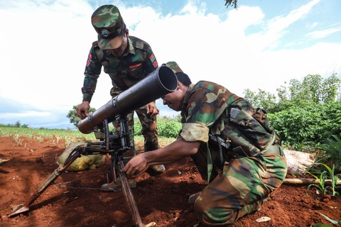 Lực lượng nổi dậy Myanmar chiến đấu với quân đội ở phía bang Shan ngày 3-7 - Ảnh: AFP Phiến quân Myanmar chiếm căn cứ quân sự lớn, bắt các sĩ quan cấp cao- Ảnh 1.