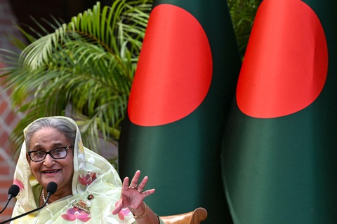 Quân đội Bangladesh xác nhận Thủ tướng Sheikh Hasina đã từ chức và chạy ra nước ngoài - Ảnh: AFP Thủ tướng Bangladesh từ chức, chạy ra nước ngoài- Ảnh 1.