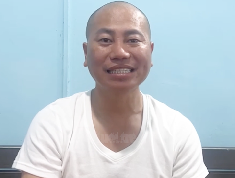 Sáng nay 6-8, người tự xưng Thích Tâm Phúc hầu tòa- Ảnh 1. Ông Thích Tâm Phúc tại cơ quan công an - Ảnh do công an cung cấp