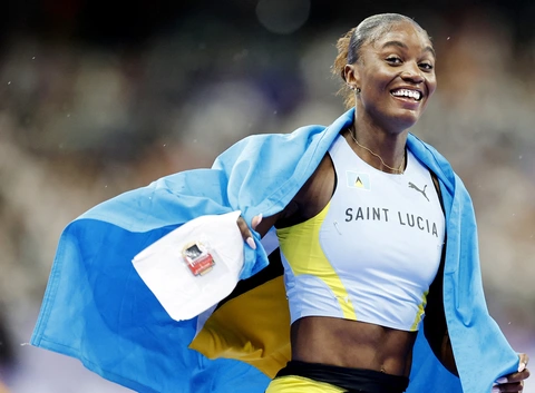 Julien Alfred ăn mừng sau khi về đích - Ảnh: Reuters Chuyện cổ tích từ đoàn thể thao 5 VĐV tại Olympic 2024- Ảnh 1.