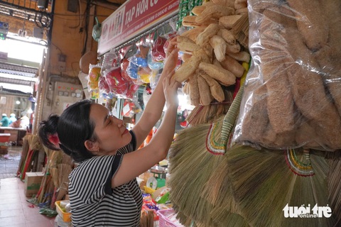 Sản phẩm handmade xơ mướp được treo mặt tiền sạp chị Hợp trong chợ Tân Định - Ảnh: AN VI Xơ mướp đi... Tây giá cao không tưởng- Ảnh 1.