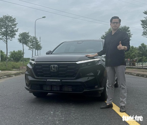 Chờ giảm trước bạ, người mua xe chỉ để nhà, người thuê xe tự lái- Ảnh 1. Anh Nguyễn Phú Khánh mua Honda CR-V từ ngày 15-6 nhưng vẫn chưa đăng ký biển số - Ảnh: NVCC