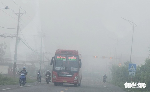 Sương mù dày đặc bao phủ miền Tây- Ảnh 3. Mặc dù đã hơn 6h30 ngày 5-8 nhưng sương mù vẫn dày đặc trên quốc lộ 50, đoạn qua xã Mỹ Phong, TP Mỹ Tho, tỉnh Tiền Giang - Ảnh: HOÀI THƯƠNG