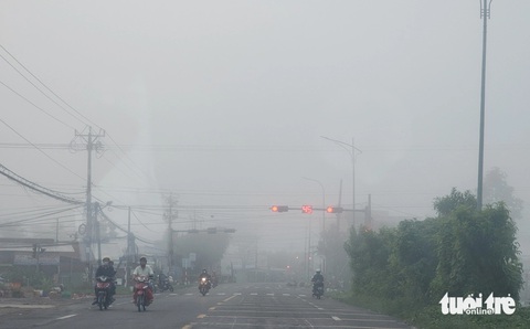 Sương mù dày đặc bao phủ miền Tây- Ảnh 6. Tại Tiền Giang, nhiều huyện, thị ở tỉnh này chìm trong sương mù - Ảnh: HOÀI THƯƠNG