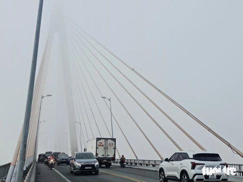Sương mù dày đặc bao phủ miền Tây- Ảnh 7. Cầu Rạch Miễu cũng chìm trong sương mù - Ảnh: MẬU TRƯỜNG
