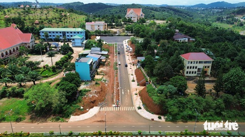 Tuyến K2 có nhiệm vụ là đường kết nối Trung tâm Văn hóa điện ảnh tỉnh Đắk Nông ra đường N'Trang Lơng nhưng không thể sử dụng do chênh lệch độ cao - Ảnh: ĐỨC LẬP Tuyến K2 có nhiệm vụ là đường kết nối Trung tâm Văn hóa - Điện ảnh tỉnh Đắk Nông ra đường N'Trang Lơng, nhưng không thể sử dụng do chênh lệch độ cao - Ảnh: ĐỨC LẬP