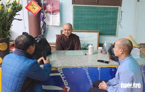 Người nghiện ma túy đánh người khuyết tật bán vé số là bảo vệ chùa Linh Ẩn- Ảnh 2. Nhà sư Thích Hạnh Bảo, trị sự chùa Linh Ẩn, trao đổi về vụ việc - Ảnh: M.V.